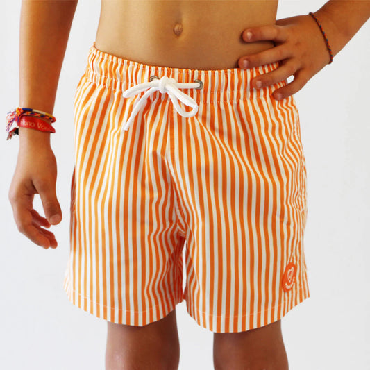 Maillot-de-bain-enfant-recycle-orange-raye-broderie-surf-face-fond-blanc