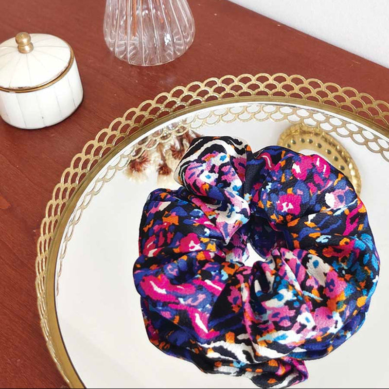 Chouchou Frida sur un plateau miroir